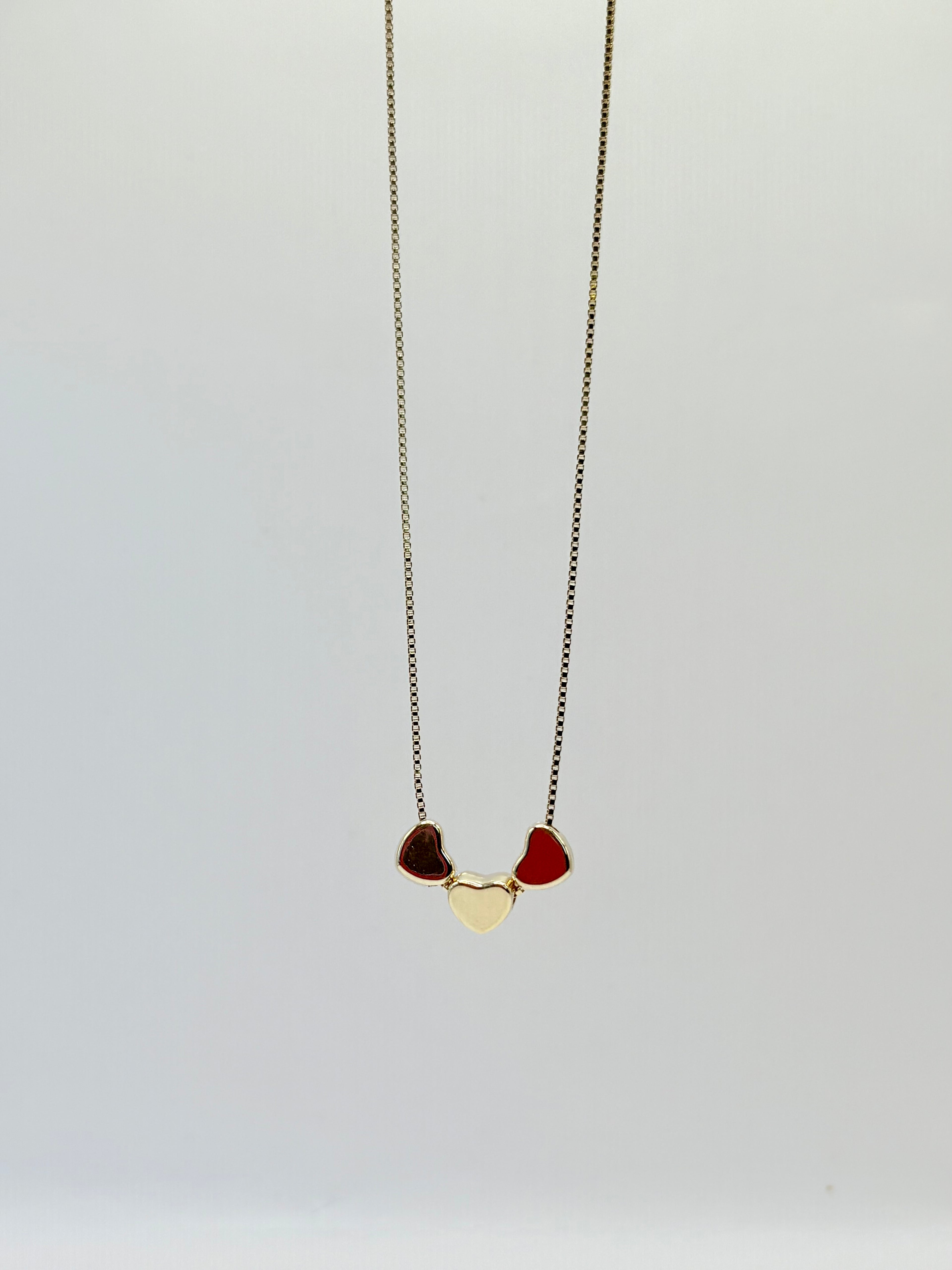 Collar triple corazones